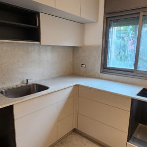 משטח שיש במטבח עם כיור נירוסטה