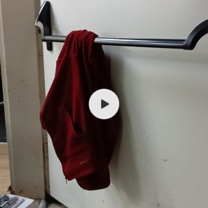 דלת עם ידית מתכת ובריח