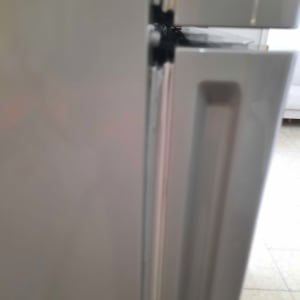 מקרר עם דלת פתוחה חלקית