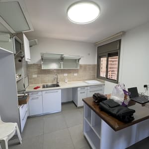 מטבח נקי ומסודר עם ארונות פתוחים