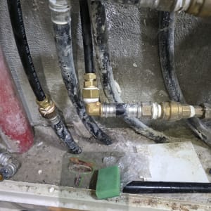 צינורות וכלי עבודה בתחום האינסטלציה