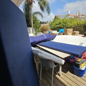 מזרנים וכריות על מרפסת עץ