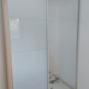 ארון הזזה עם דלתות זכוכית בחדר