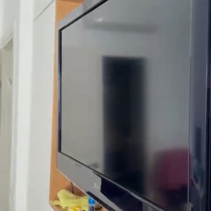 טלוויזיה על מדף עם חפצים קטנים