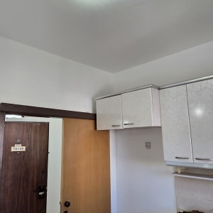 מנורה עגולה על תקרה לבנה עם סימני צבע