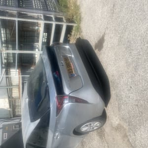 מכונית חונה ליד מבנה תעשייתי