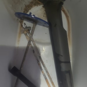 חלקי דוד שמש עם חלודה ולכלוך