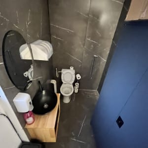 חדר שירותים עם כיור ושירותים