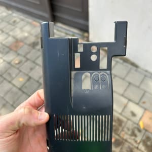 חלק פלסטיק של שער חשמלי על רקע מרצפות