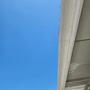 גג מתכת לבן עם ברגים בשולי הגג