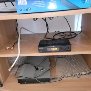 מדף עץ עם מכשיר אלקטרוני וחוטים