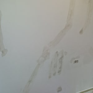 קיר עם תיקוני שפכטל לפני צביעה