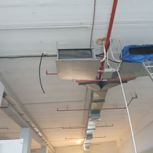 מערכת מיזוג אוויר תעשייתית עם צינורות ותעלות