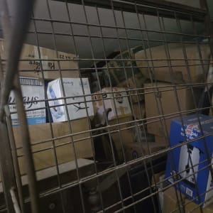 קופסאות וארגזים מאחורי סורגי מתכת, קשור להובלה