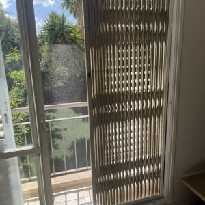 תריס אלומיניום מתקפל על דלת זכוכית