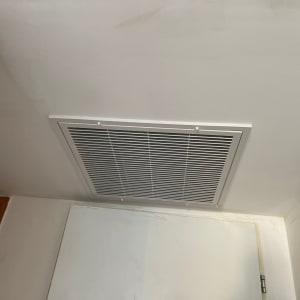 תקרת גבס עם פתח אוורור מרובע