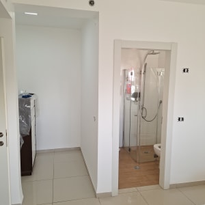 מגש צבע אדום על יריעת פלסטיק על הרצפה