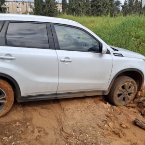 רכב תקוע בבוץ בשטח פתוח