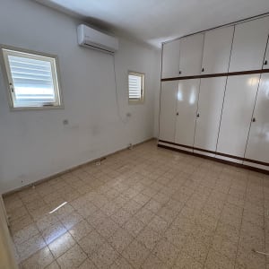 חדר ריק עם ארון קיר ומזגן
