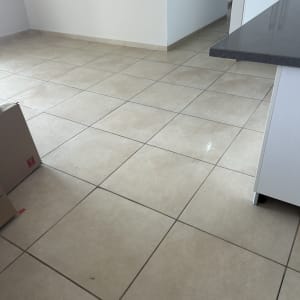 רצפה נקייה עם אריחים בהירים במטבח