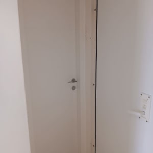 דלת לבנה עם ידית מתכת בחדר פנימי