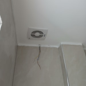 חוטי חשמל חשופים ליד מאוורר תקרה