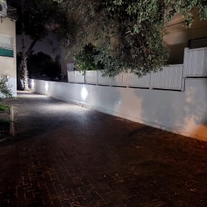 אורות חיצוניים מאירים שביל בלילה