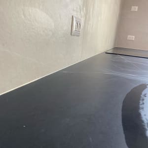 שקעי חשמל על קיר עם משטח עבודה חדש