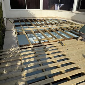 בניית דק עץ מעל בריכה בחצר