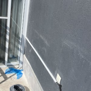 חוטים וכלים ליד קיר עם צל של סוכך