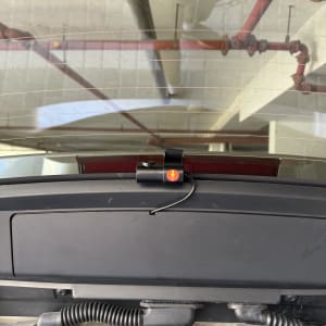 מצלמת רכב מותקנת על חלון אחורי עם כבל חשמל