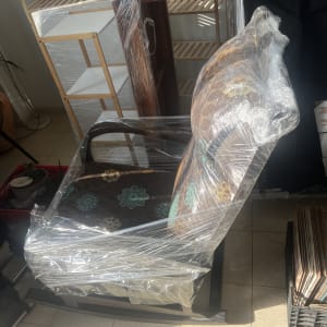 רהיטים עטופים בניילון מוכנים להובלה