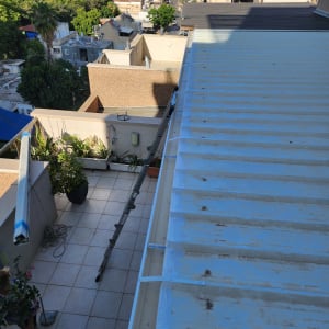 גג מתכת עם ברגים וחלודה קלה