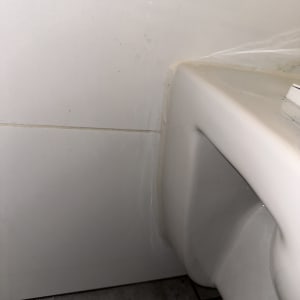 חיבור בין אסלה לקיר עם איטום סיליקון