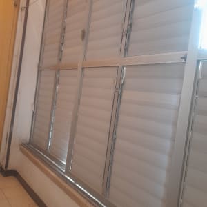 תריסים אפורים סגורים עם מסגרת מתכת