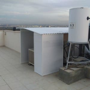 גג אלומיניום לבן על מבנה קטן