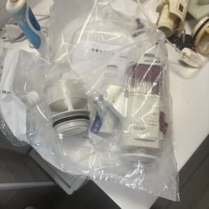 חלקי אינסטלציה וכלים על שולחן עבודה