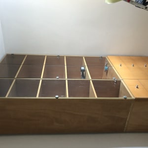 מדפים מעץ עם מחיצות זכוכית וברגים