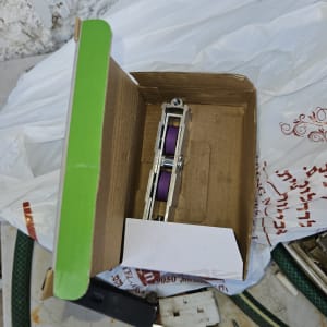 גלגלת סגולה בתוך קופסה חומה על שולחן