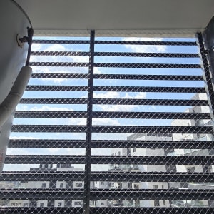 רשת הגנה על חלון למניעת כניסת יונים