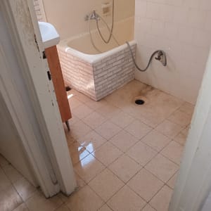 אמבטיה עם צינור מים על הרצפה