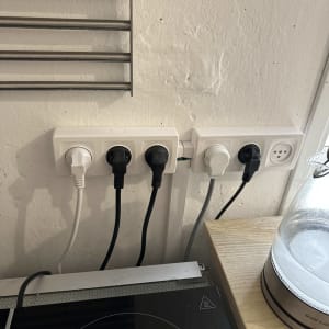 שקעים חשמליים עם תקעים מחוברים לקיר