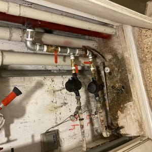 צינורות מים עם ברזים וכלי עבודה