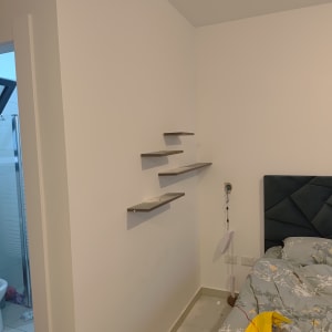 מדפים מותקנים על קיר בחדר שינה