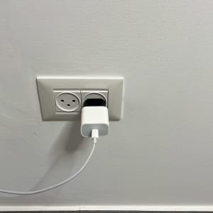 שקע חשמל עם מטען מחובר לקיר