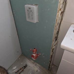 עבודת אינסטלציה עם כלים וצנרת בקיר