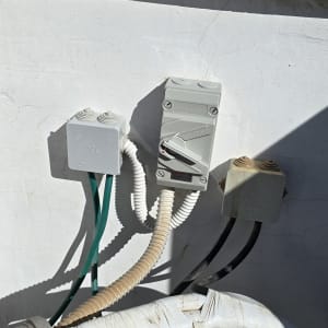 תמונה של חיבורים חשמליים על קיר חיצוני