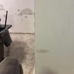 קיר עם תיקוני צבע וטיח