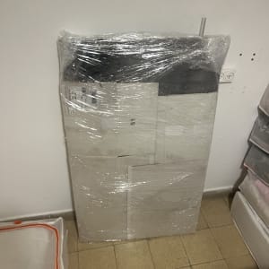 ארון עטוף בניילון מוכן להובלה