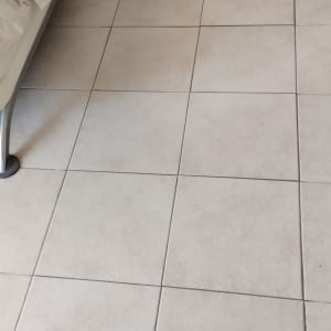 רצפת אריחים עם רגלי ספה וכבלים חשמליים